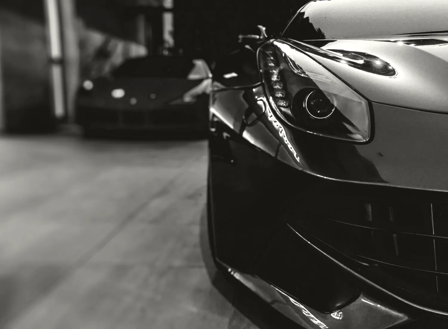 Gros plan sur l’optique avant d’une Ferrari | Attraction, Club deals d'automobiles innovant, le luxe du partage.