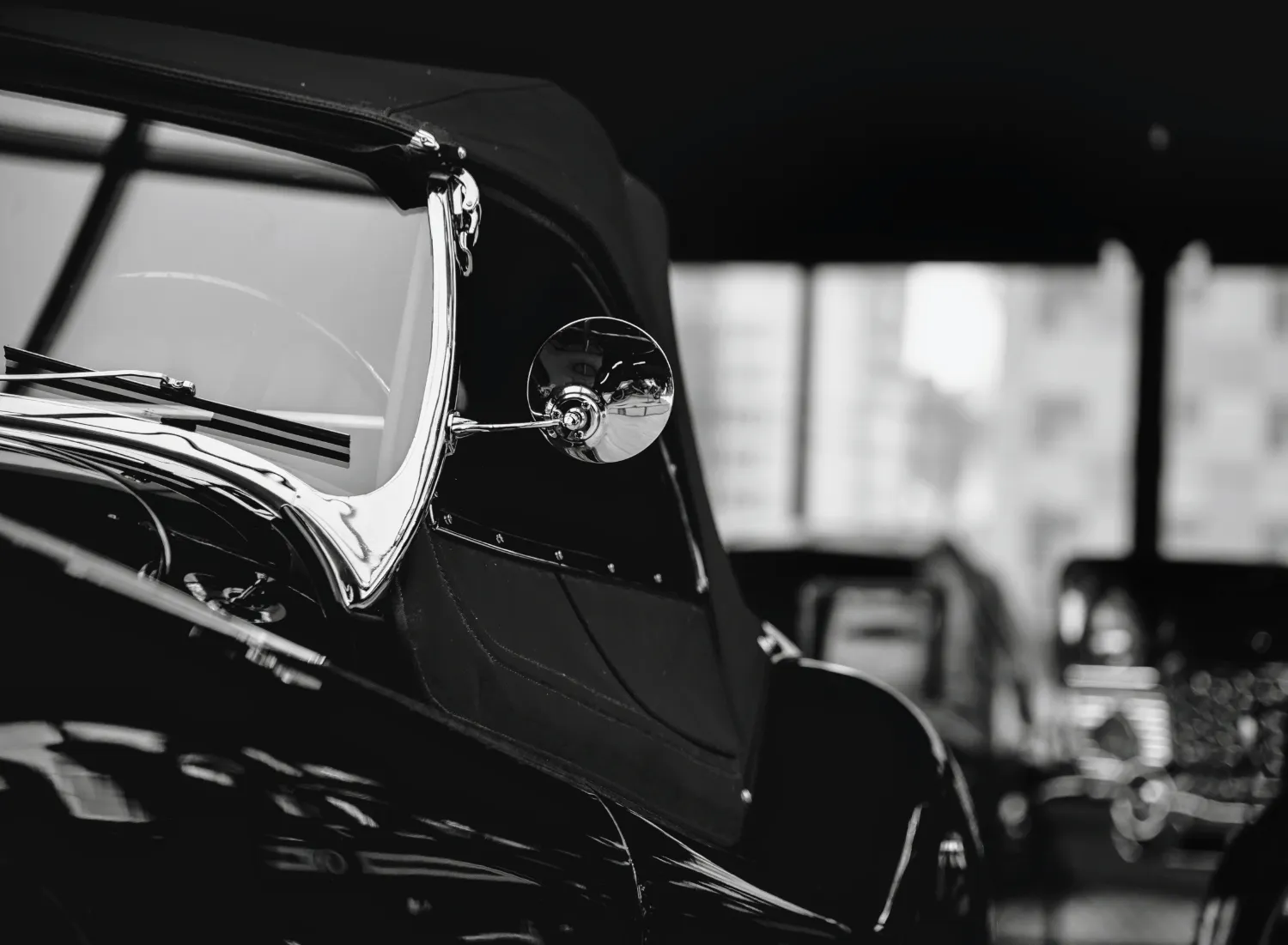 Voiture de collection d’exception mise en avant par Attraction. Réalisez vos rêves, nous vous en offrons le Luxe.