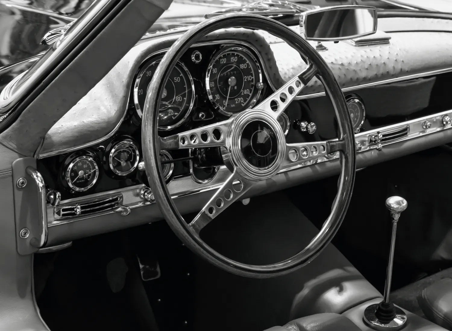 Volant et tableau de bord d’une voiture classique de collection - Rendre le luxe accessible grâce à Attraction.
