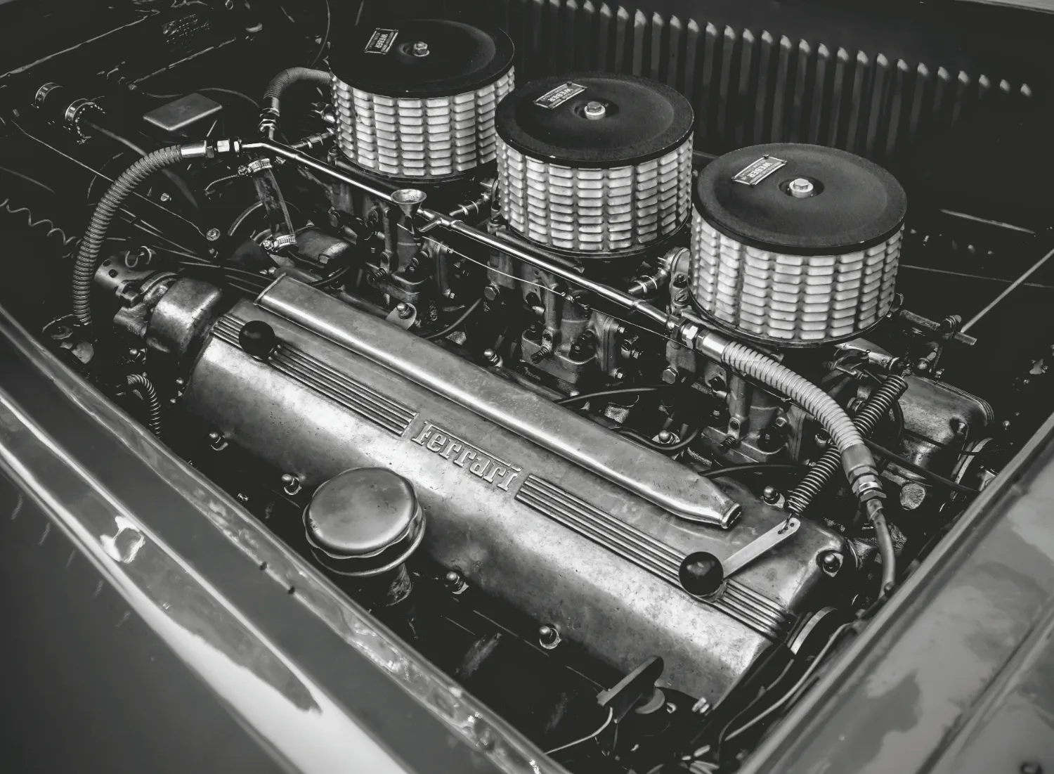 Moteur Ferrari classique - Vivre des voitures rares par l’investissement partagé avec Attraction.