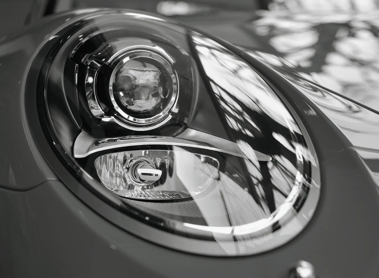 Gros plan d’un phare de Porsche | Conduire l’exceptionnel autrement.